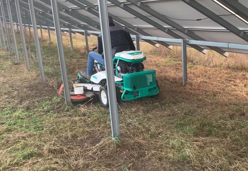 Koszenie traw i łąk na farmach fotowoltaicznych